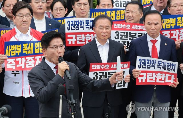 대법원 앞에서 발언하는 김문수 대선 후보