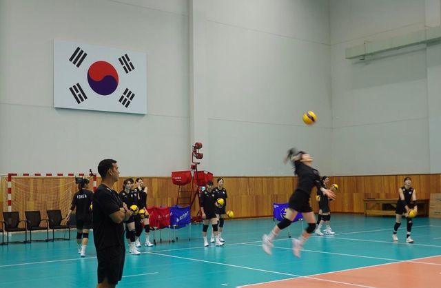 훈련하는 여자배구 대표팀 선수들