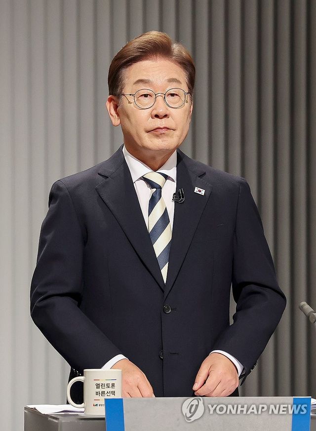 제21대 대선 2차 후보자 토론회 준비하는 이재명 후보