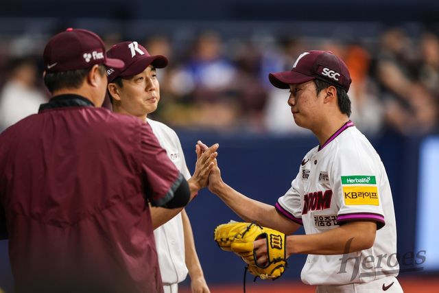 김창현 수석코치(가운데)와 하이 파이브 하는 김연주