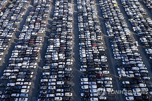 독일 물류터미널의 자동차들
