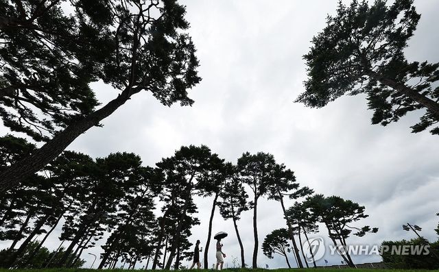 먹구름 가득한 하늘