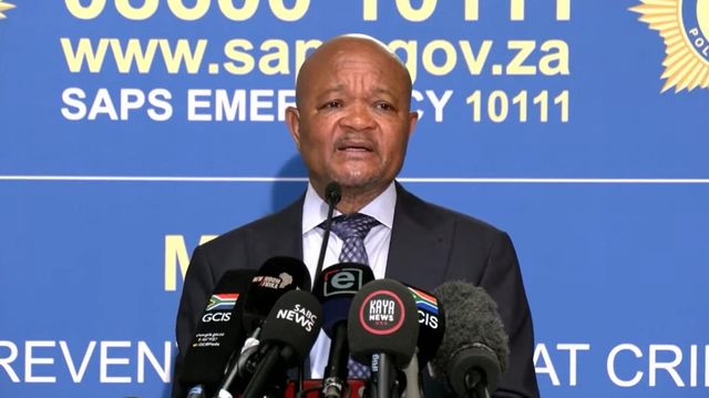 기자회견하는 센조 음추누 남아공 경찰부 장관