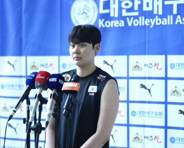 인터뷰하는 여자배구 대표팀의 막내 김다은
