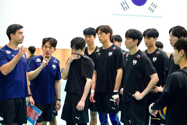 라미레스 감독의 설명을 듣는 이우진(오른쪽에서 2번째)