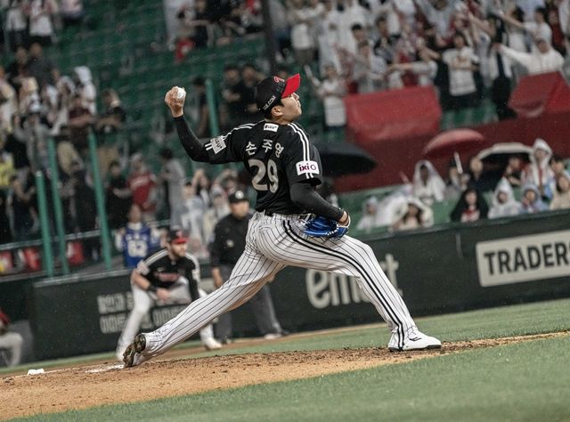 7이닝 1실점 호투로 염경엽 감독 600승을 견인한 LG 손주영