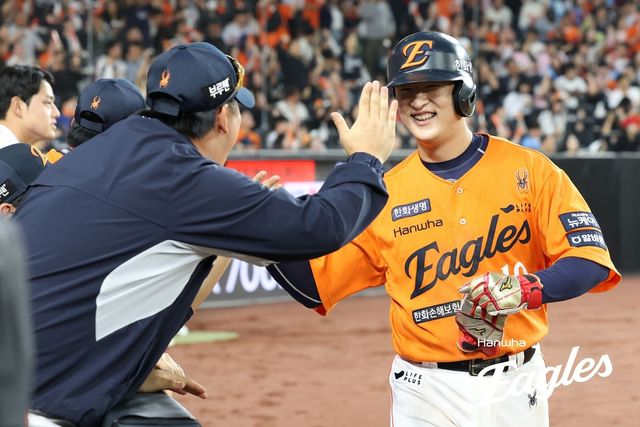 득점 후 동료들과 기뻐하는 이진영