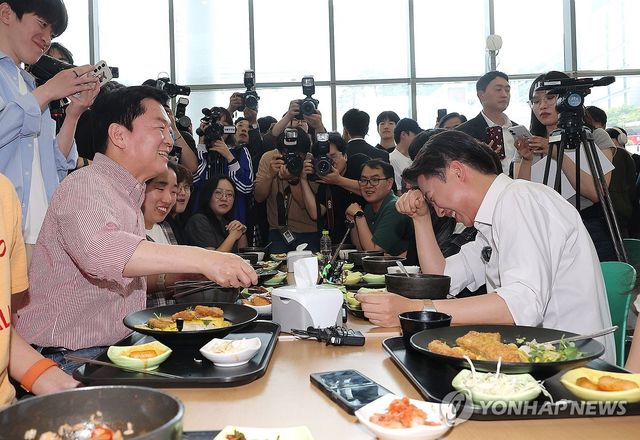 학식 먹는 이준석 후보 앞 안철수 의원