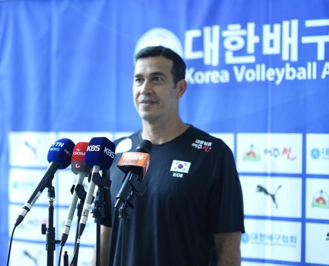 인터뷰하는 여자배구 대표팀의 페르난도 모랄레스 감독