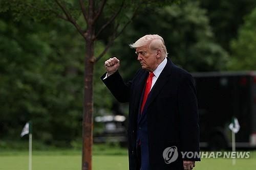 가상화폐 관련 만찬 행사 참석 위해 백악관 떠나는 트럼프