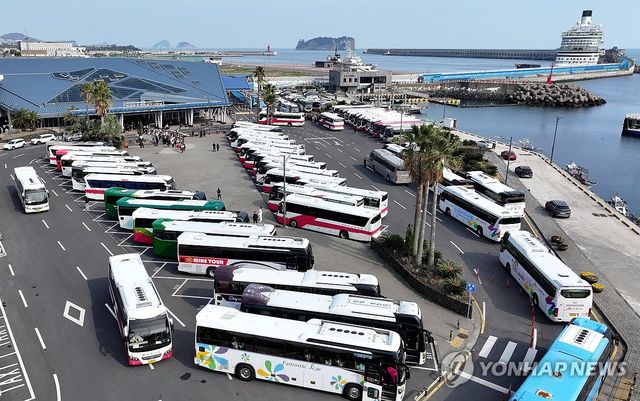 시내 관광 나선 중국 크루즈 승객들