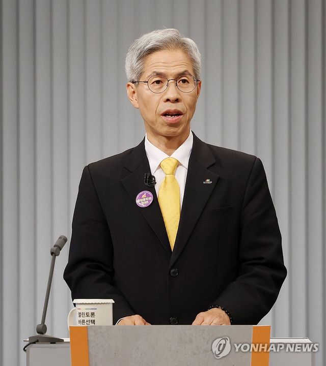 대선 2차 토론회 준비하는 권영국 후보