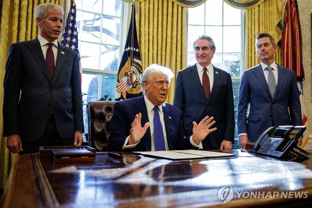 도널드 트럼프 미국 대통령 양 옆에 서 있는 크리스 라이트(왼쪽 첫 번째) 에너지부 장관과 더그 버검(세 번째) 내무부 장관.[UPI=연합뉴스]