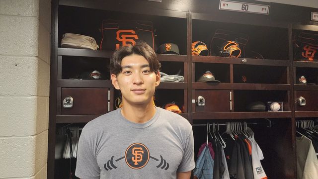 라커룸에서 인터뷰하는 미 프로야구 메이저리그 이정후 선수 