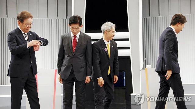 토론 위해 자리로 향하는 후보들