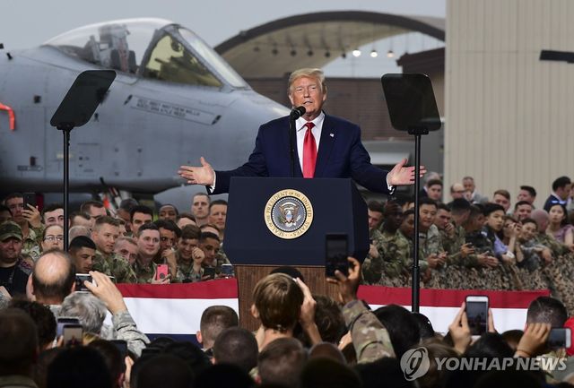 2019년 방한때 오산공군기지서 연설하는 트럼프