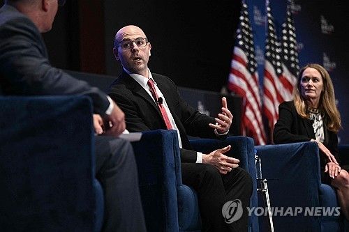 스티븐 미런 백악관 경제자문위원회(CEA) 위원장(가운데)