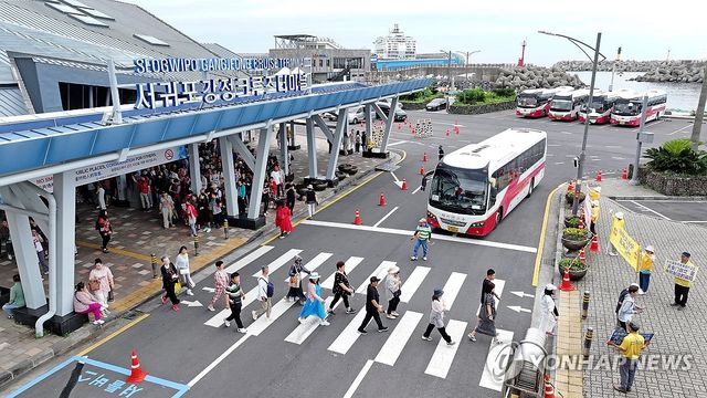 시내투어 나선 중국 크루즈 관광객