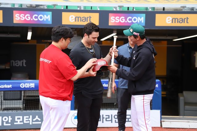 선수단으로부터 헬멧과 배트를 선물 받은 SSG 맥브룸
