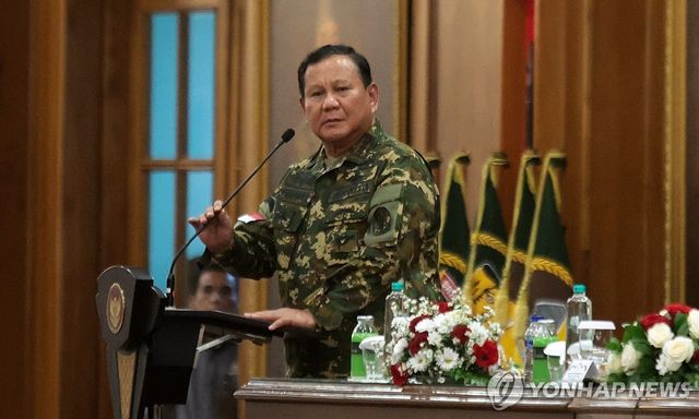 군복 입은 프라보워 수비안토 인도네시아 대통령