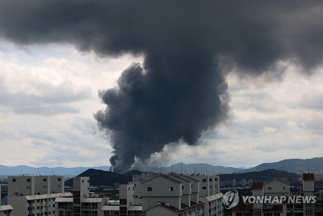 광주 도심 뒤덮은 금호타이어 공장 화재 연기