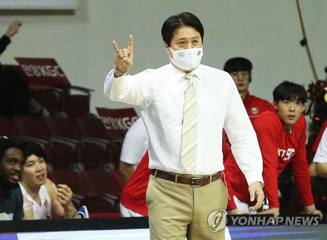 작전 지시하는 문경은 감독