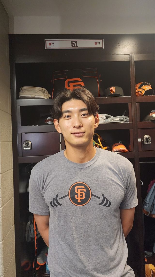 라커룸에서 인터뷰하는 이정후