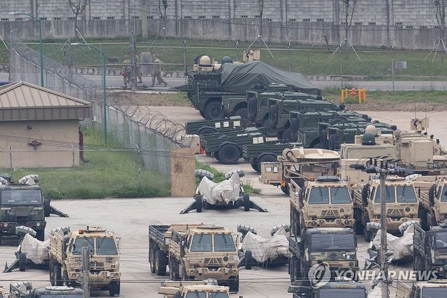 모여 있는 미군 전투 장비