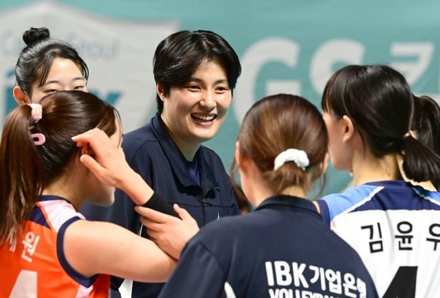 기업은행에서 현대건설로 이적한 김희진(중앙)