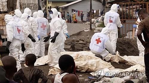 지난 2월 3일(현지시간) 민주콩고 동부 고마에서 시신 수습하는 인도주의 활동가들