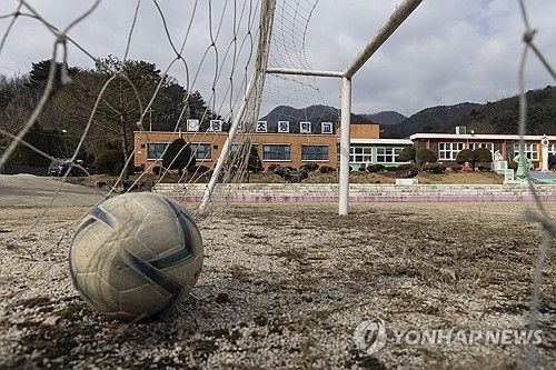 공 차는 아이들은 어디에