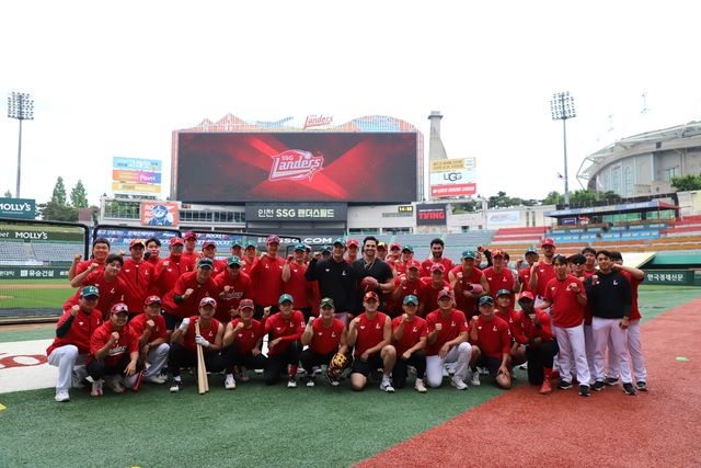 맥브룸과 작별 인사한 SSG 선수단