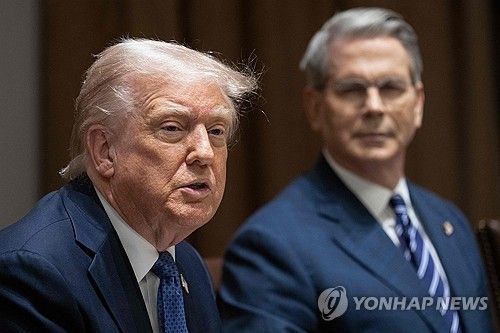 도널드 트럼프 미국 대통령과 스콧 베선트 재무장관 