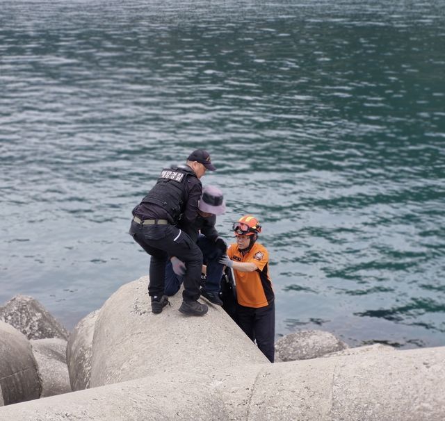 삼척 덕산항서 구조되는 60대 낚시객