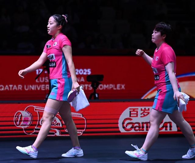 세계탁구선수권 여자복식 4강 패배 후 걸어 나오는 신유빈(왼쪽)과 유한나