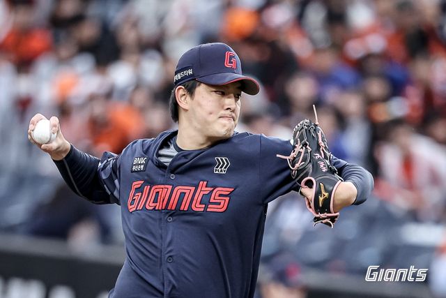 24일 경기에서 역투하는 롯데 김원중