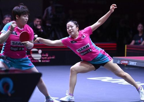 세계탁구선수권 여자복식 4강 벌이는 신유빈(오른쪽)과 유한나