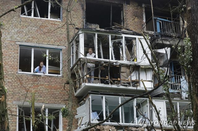 러시아 공습에 부서진 키이우의 아파트