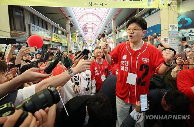 한동훈 전 대표 청주 육거리시장서 지원 유세