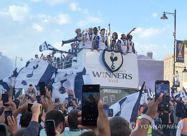 환호하는 팬들에게 인사하는 손흥민