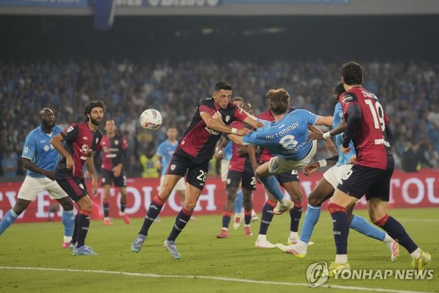 나폴리의 우승을 이끈 스콧 맥토미니의 바이시클 킥 장면.