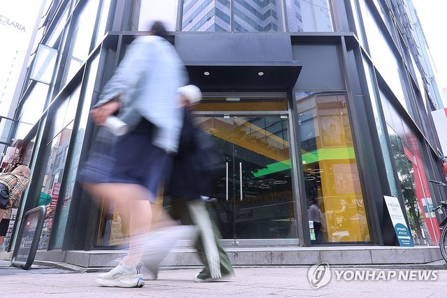 서울 명동 거리 공실 상가