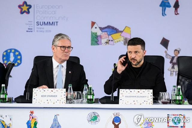 키어 스타머 영국 총리(왼쪽)와 볼로디미르 젤렌스키 우크라이나 대통령