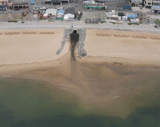 다대포 동측 해변 한 가운데 우수관로