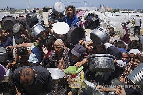 식량 받기 위해 필사적인 가자 주민들