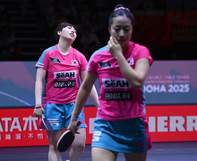 세계탁구선수권 여자복식 4강 패배 후 아쉬워하는 신유빈(앞)과 유한나 