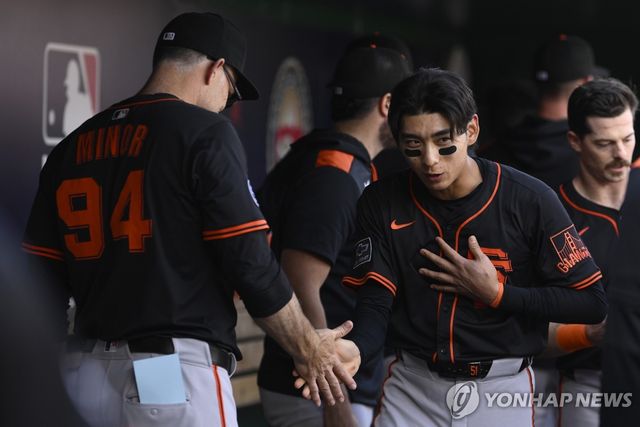 악수하는 이정후(오른쪽)