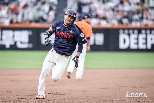 24일 경기에서 베이스를 도는 롯데 손호영