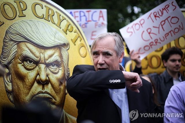 트럼프 코인 구매자 만찬장 앞서 열린 시위