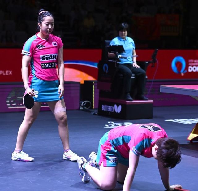 세계탁구선수권 여자복식 4강 패배 후 아쉬워하는 유한나(앞쪽), 신유빈(뒤쪽)